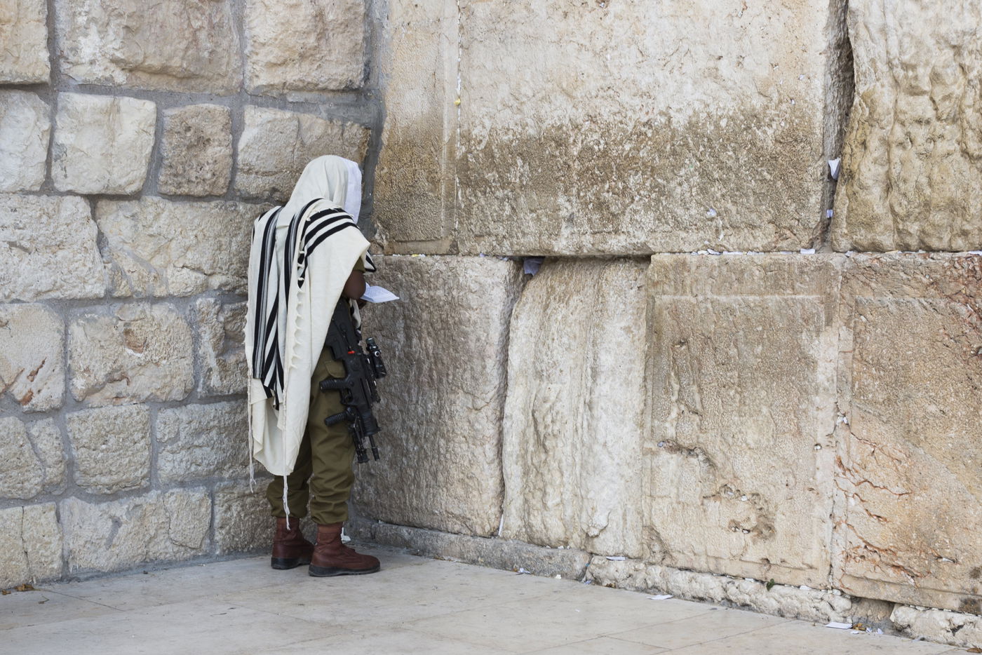 חייל צה"ל מתפלל בכותל המערבי