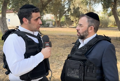 ישי כהן ואבי מימרן בשיחה רווית אמונה בחורבות כפר עזה  