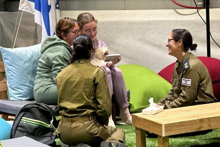 גבריאלה ומיאה ליימברג בשיחת טלפון ראשונה למשפחתן לאחר שחרורן