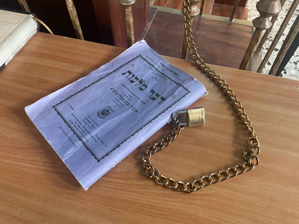 דבר המלכות נעול עם שרשרת שלא תחמוד אותו יד תמים