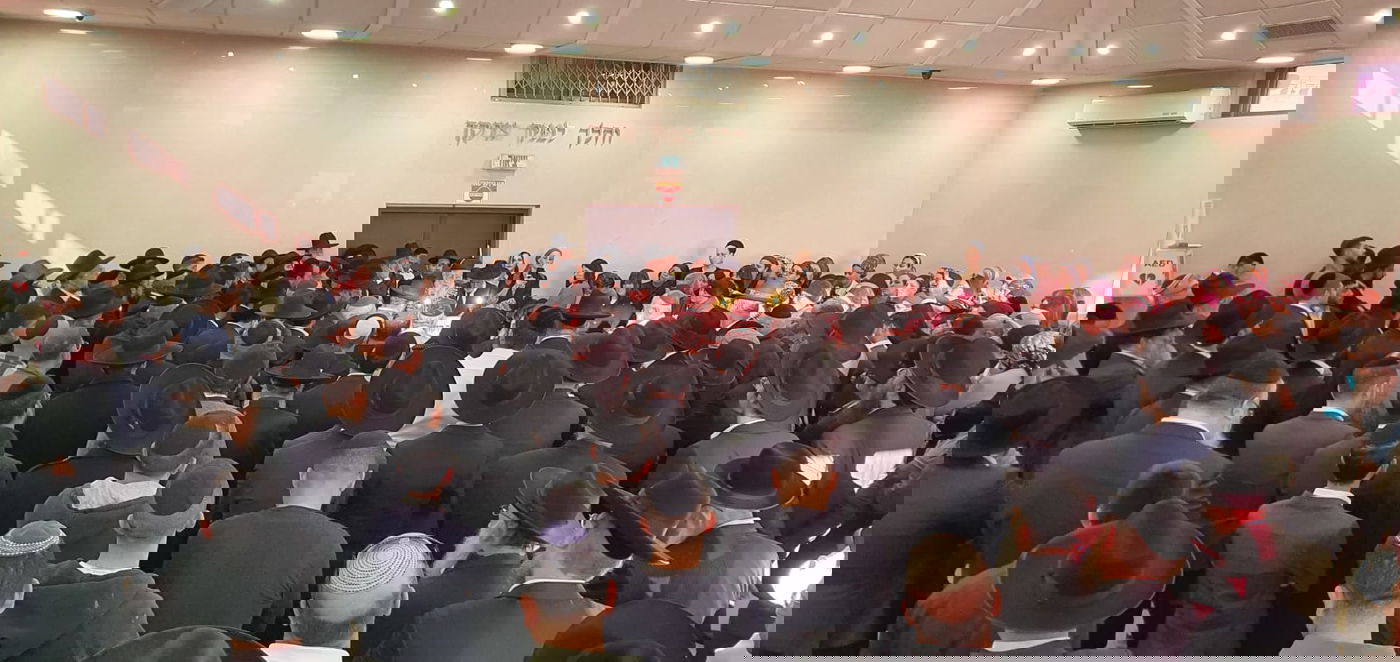 ההלוויה הדומעת, הערב