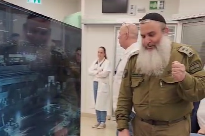 בזמן שהמסוק נחת, רב בית החולים נשא תפילה לפדיון שבויים | תיעוד