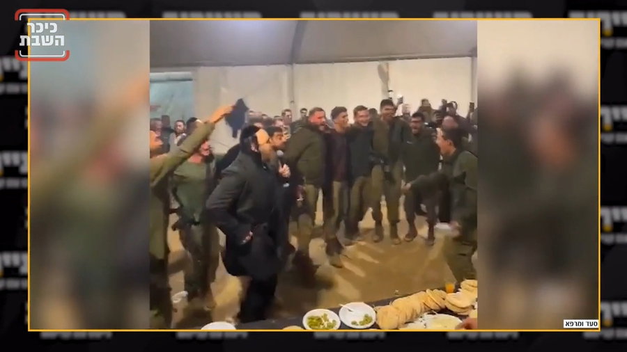 ליפא שמלצר מקפיץ חיילים לפני הכניסה לעזה