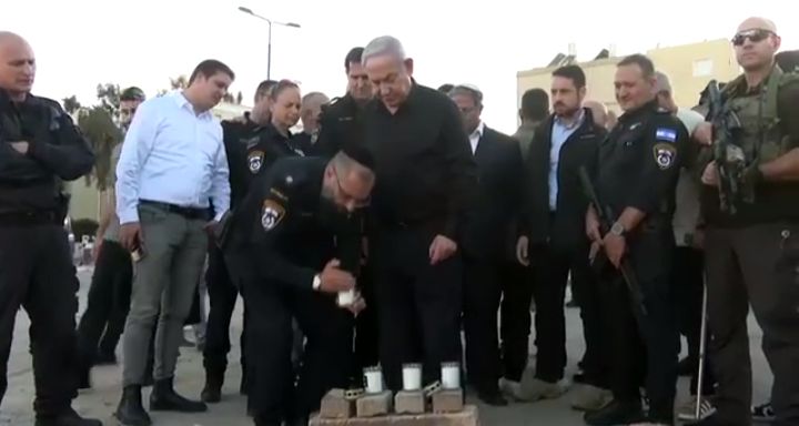 נתניהו ביקר בתחנת המשטרה בשדרות שנהרסה: ״ביום מבחן עילאי הוכחתם את עצמכם. אתם גיבורים״