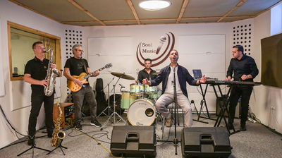 רועי ידיד והלהקה במחרוזת שירי תפילה וגאולה