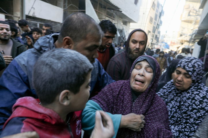 הפלסטינים מתגודדים ליד בניין הרוס - ונמלטים מח'אן יונס