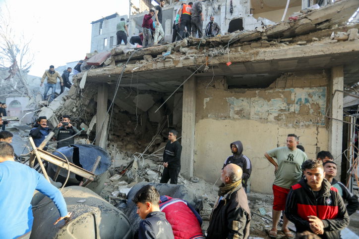 הפלסטינים מתגודדים ליד בניין הרוס - ונמלטים מח'אן יונס