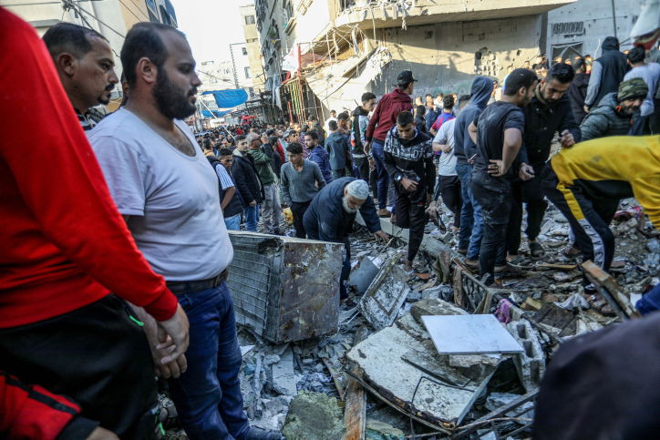 הפלסטינים מתגודדים ליד בניין הרוס - ונמלטים מח'אן יונס