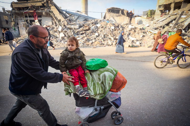 הפלסטינים מתגודדים ליד בניין הרוס - ונמלטים מח'אן יונס
