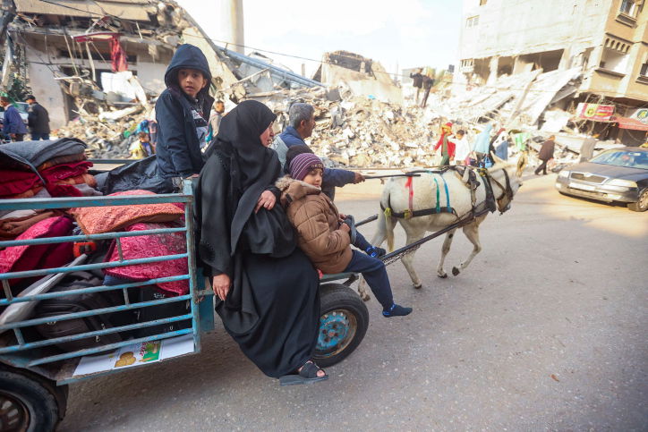 הפלסטינים מתגודדים ליד בניין הרוס - ונמלטים מח'אן יונס