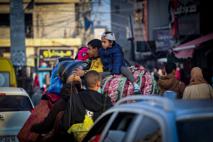 הפלסטינים מתגודדים ליד בניין הרוס - ונמלטים מח'אן יונס