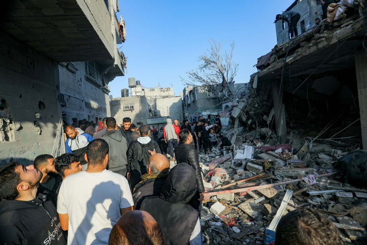 הפלסטינים מתגודדים ליד בניין הרוס - ונמלטים מח'אן יונס