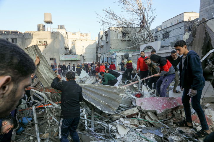 הפלסטינים מתגודדים ליד בניין הרוס - ונמלטים מח'אן יונס