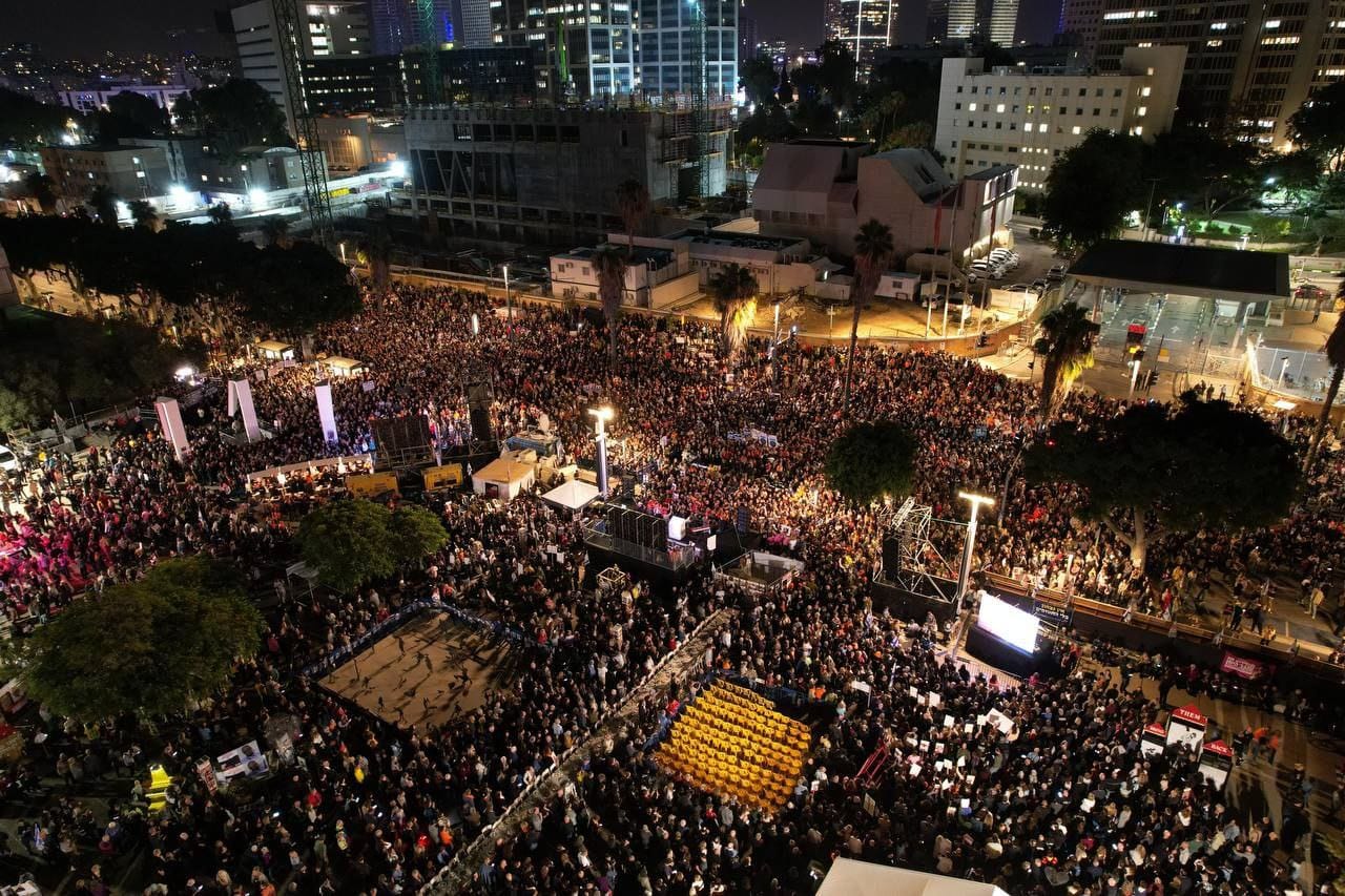 "כיכר החטופים" בתל אביב, הערב