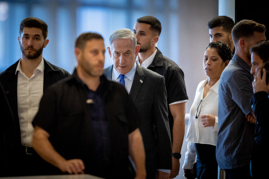 נתניהו בפתח ישיבת הסיעה, היום