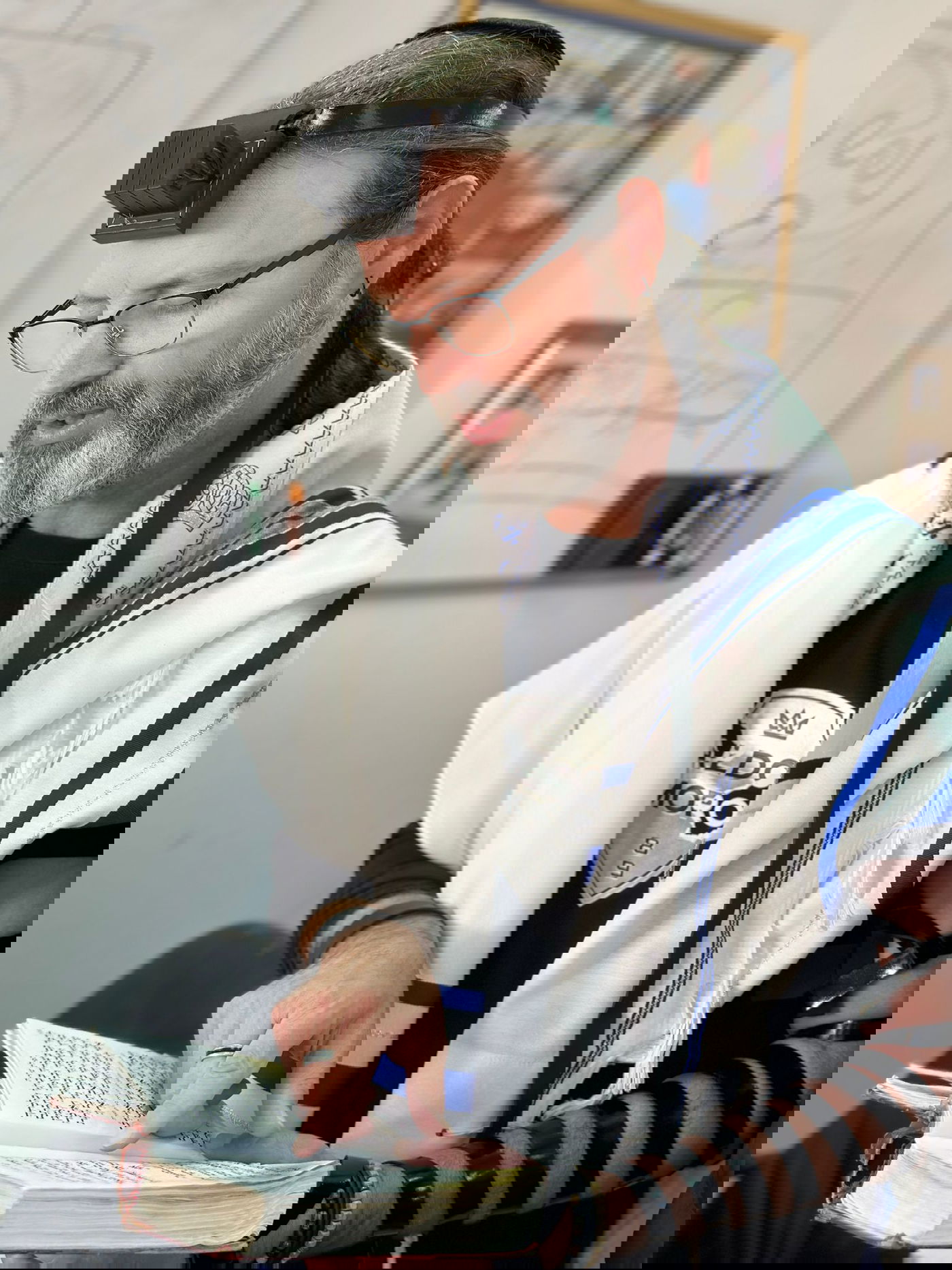 "״תכין את התפילין" - נדב שגיא, סמנכ״ל קריאייטיב במשרד ׳גל אורן לרנר׳ בתפילת הודאה מרגשתלאחר השחרור