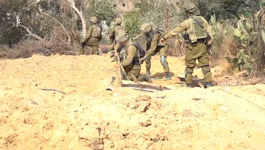 לוחמי צה"ל ליד פתח המנהרה