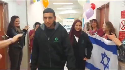עם דגלי ישראל וכפיים: כך החטופים הבדואים שוחררו מבית החולים