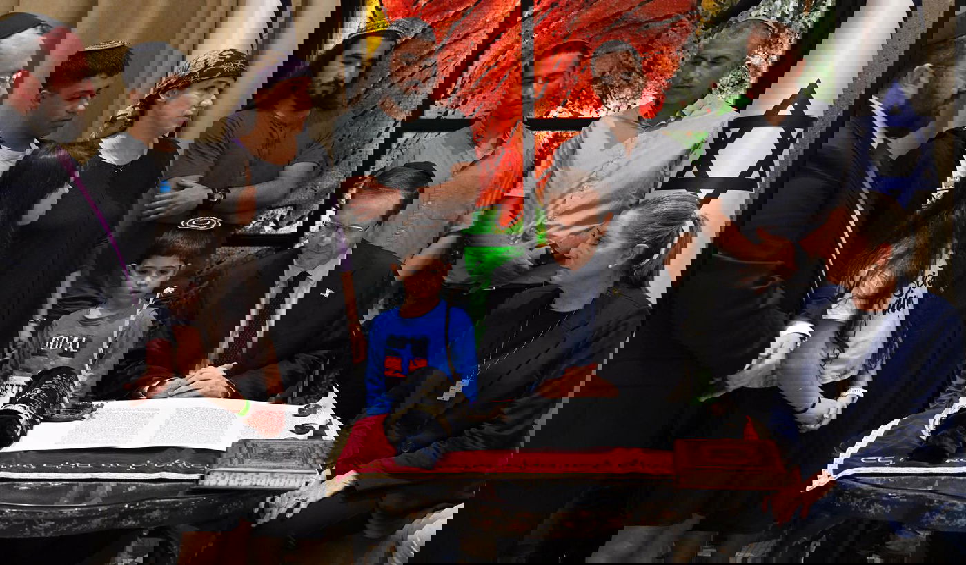 נשיא המדינה כתב אות בספר תורה שיכנס לבית הכנסת בקיבוץ בארי