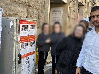 מודעות החטופים במאה שערים 