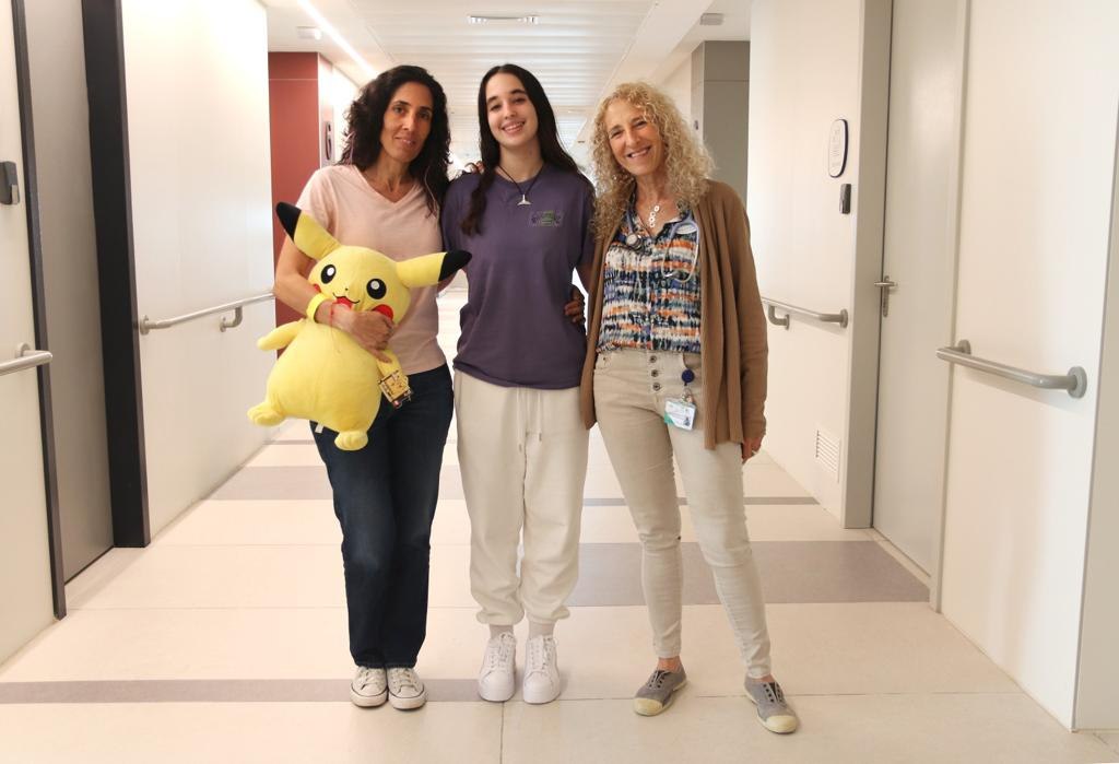 גלי ואמה יחד עם פרופ׳ גילת לבני, מנהלת מחלקת הילדים השבים במרכז שניידר