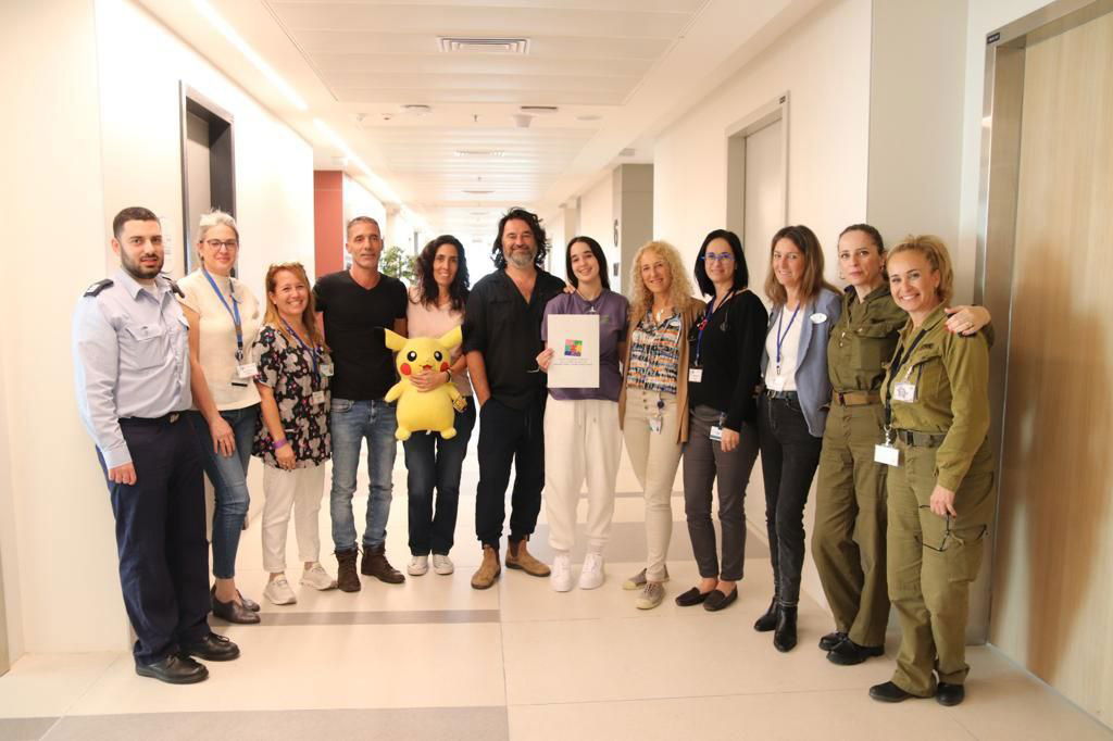 גלי והוריה עם חלק מאנשי הצוות במחלקת הילדים השבים