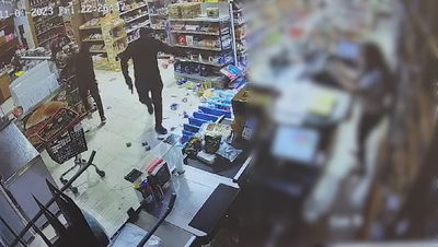 שני אחים שדדו בתי עסק באיומי אקדח, גרמו נזק וברחו - עכשיו הם נתפסו | כך הם תועדו 