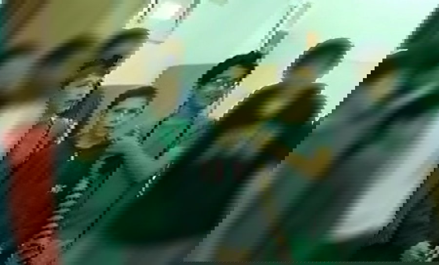 שלושת החברים משננים משניות בעל פה יחד עם חבריהם