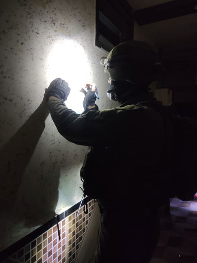 לוחמים עוצרים חשודים בהסתה | ארכיון