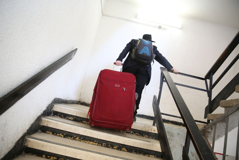 "אתם יוצאים לשבת? אפשר את הדירה?"