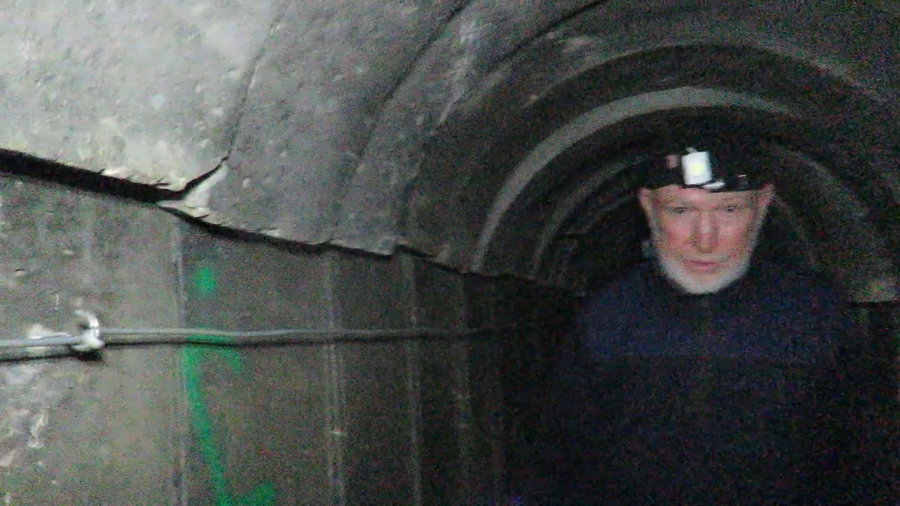 תיעוד של סגן מפקד חטיבת צפון הרצועה, ואאל רג'ב מתוך מנהרה בתוך הרצועה. ואאל רג'ב חוסל על ידי צה״ל בהכוונה מודיעינית של שב"כ