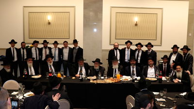 סיום מסכת בבא מציעא בישיבת אור שמח | במרכז: ראש הישיבה, הגאון רבי נטע שילר