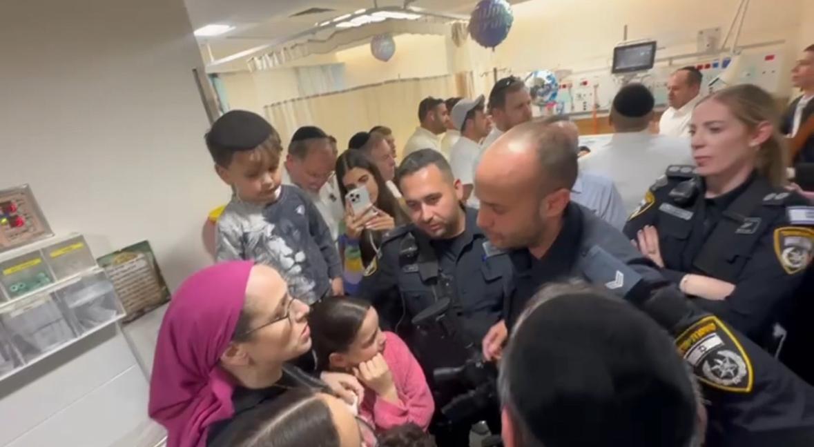 השוטרים עם בני המשפחה והנער הפצוע