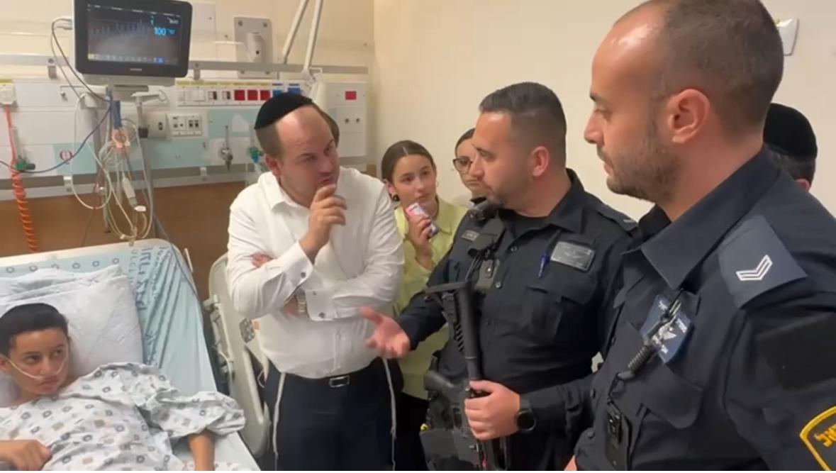 השוטרים עם בני המשפחה והנער הפצוע