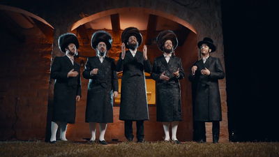 הרשי סגל מארח את החברים למחרוזת שירי חנוכה