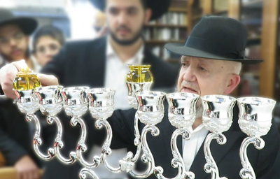 איך מדליקים חנוכיה בשדה הקרב? | צפו בתשובת הגר"מ מאזוז