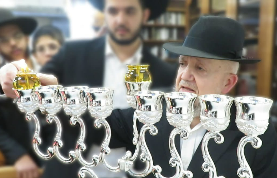 איך מדליקים חנוכיה בשדה הקרב? | צפו בתשובת הגר"מ מאזוז