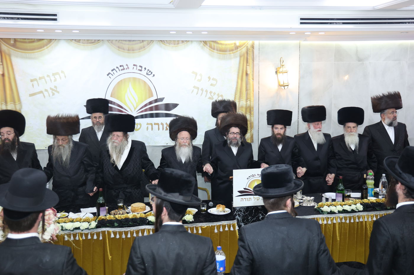 קביעת מזוזות בישיבת 'אורה של תורה'