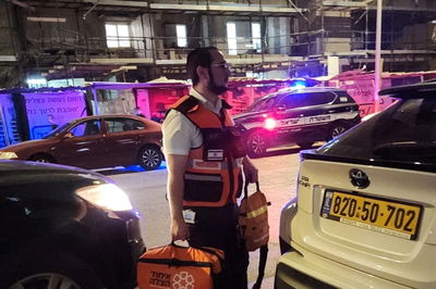 בן 60 ננעל מחוץ לבית, ניסה להיכנס מהחלון - ונפל מגובה