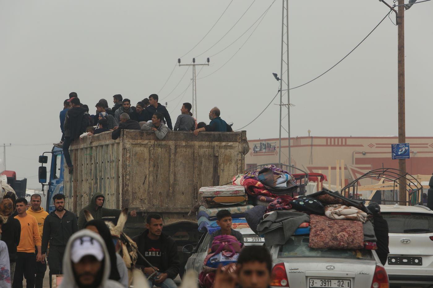 עזתים נמלטים מחאן יונס