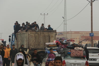 עזתים נמלטים מחאן יונס