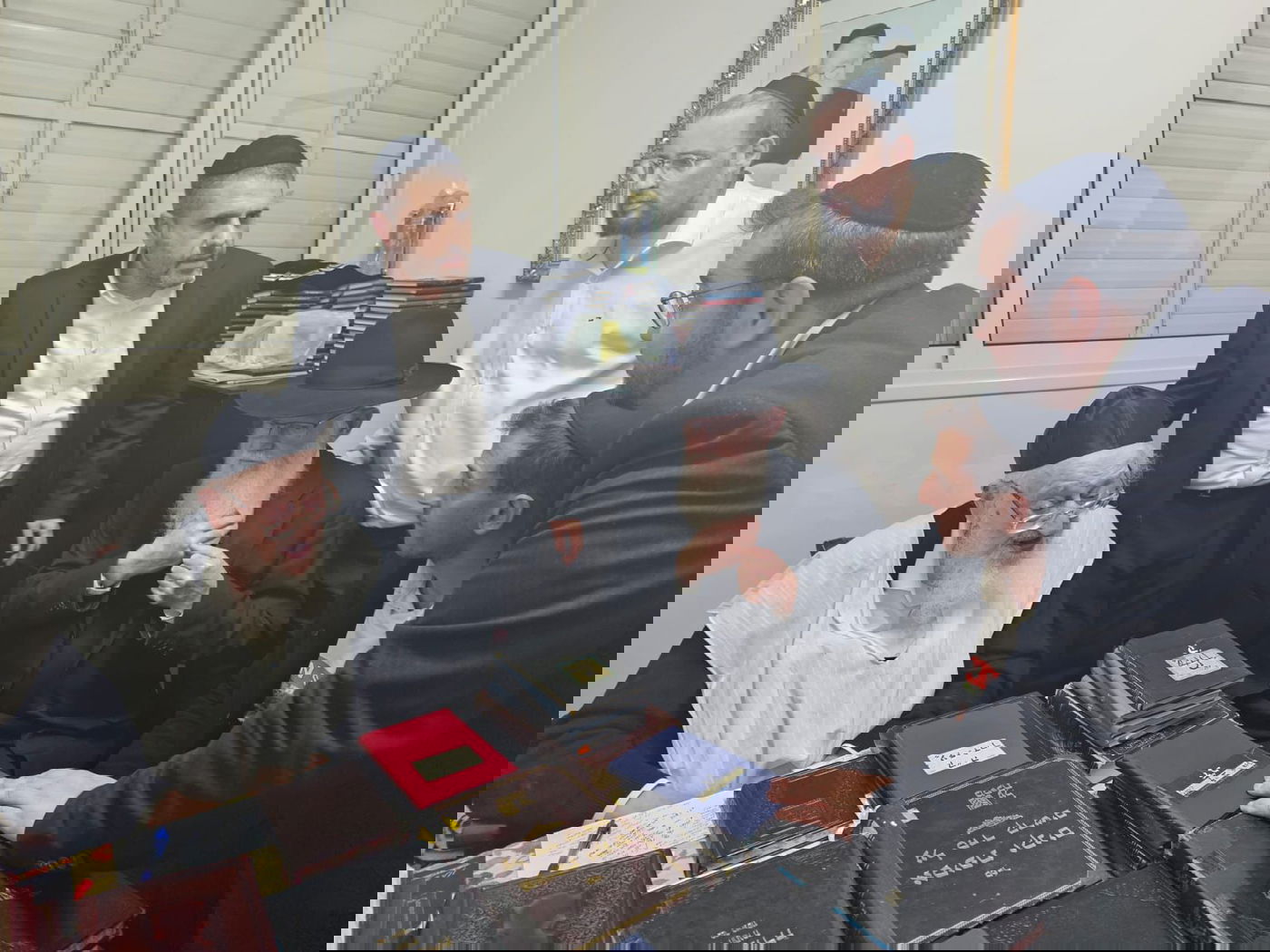 ביקור המשפחות אצל הגרמ"צ | באמצע: נראה ישראל כהן, שארגן את הפגישה