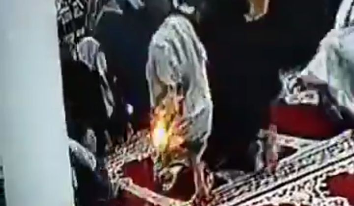 תיעוד שחורך את הרשת בתימן: סוללה מתפוצצת בכיס של מתפלל מוסלמי במסגד