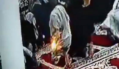 תיעוד שחורך את הרשת בתימן: סוללה מתפוצצת בכיס של מתפלל מוסלמי במסגד