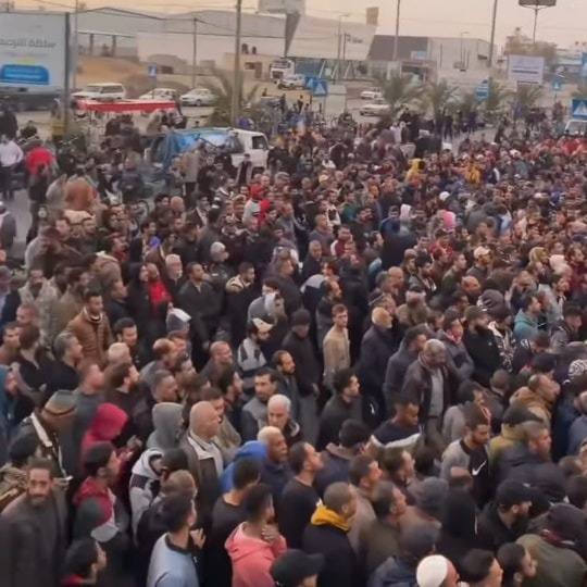 תושבי עזה מול מחסני המזון של אונר"א