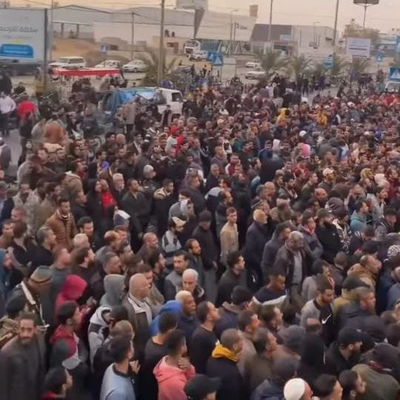 תושבי עזה מול מחסני המזון של אונר"א