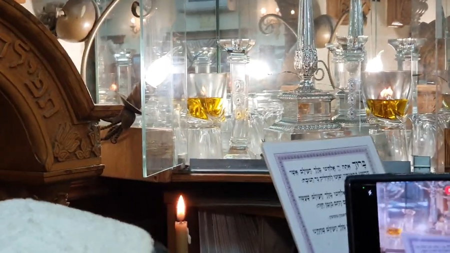 צפו בהדלקת נר ראשון של חנוכה בציון רבי נחמן מברסלב באומן, הערב