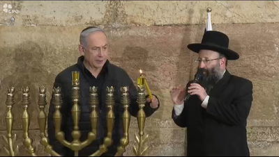 נתניהו הדליק נר חנוכה בכותל עם בן גביר: "נפרק את האויב"