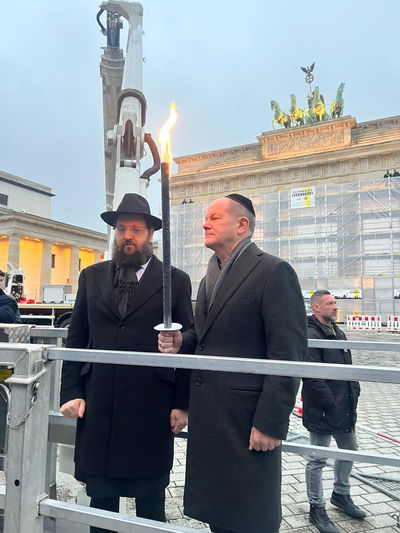 קנצלר גרמניה בשער ברנדנבורג: "את הטרור הזה חייבים לגנות, אנחנו אבלים יחד"