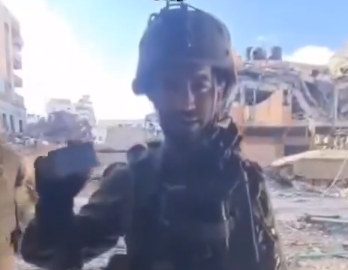 המפקד הציג את כרטיס האשראי של הנייה: "נגיע גם אליך"